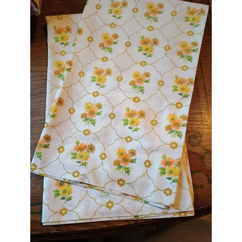 Vintage Cannon Daisy Floral 2 Pillowcases Mod 1960s Mid Century Orange Yellow Gr